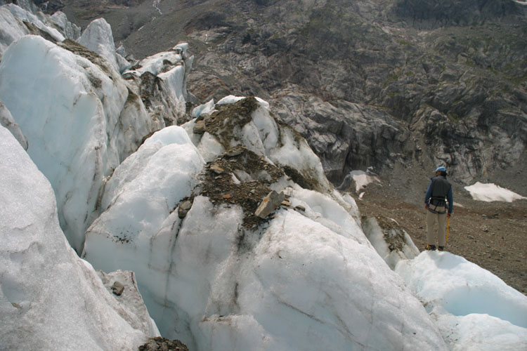 L'homme face au glacier