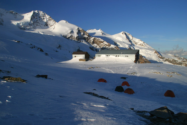 Le soleil se couche sur le refuge Quintino Sella