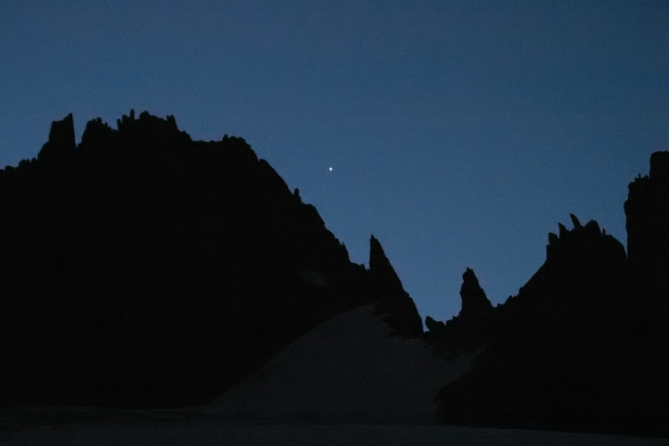 Vnus se dcouvrant derrire les montagnes