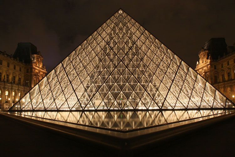 Face  la grande pyramide (Louvre)