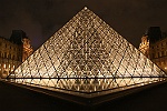 Face  la grande pyramide (Louvre)