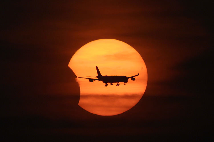 Un avion a rendez-vous avec la Lune...