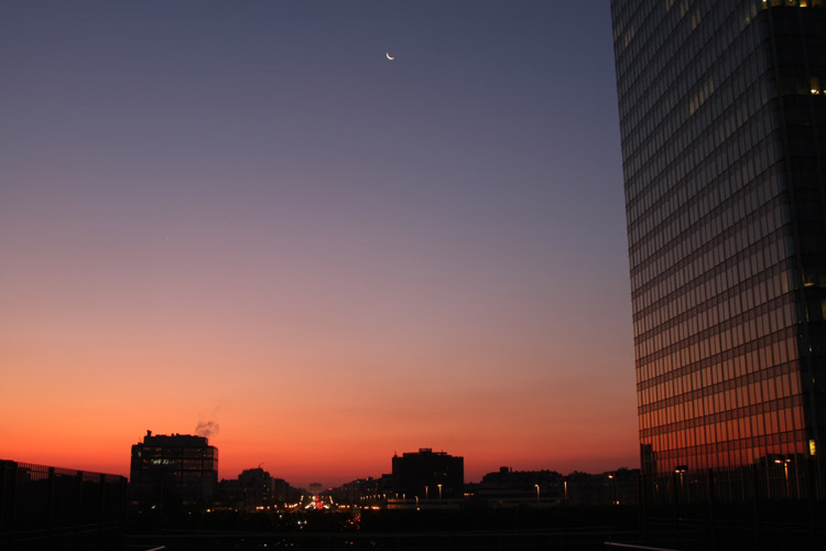 Paris s'veille sous la Lune dore