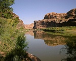 Le dj majestueux fleuve Colorado, en amont de Moab (Utah)