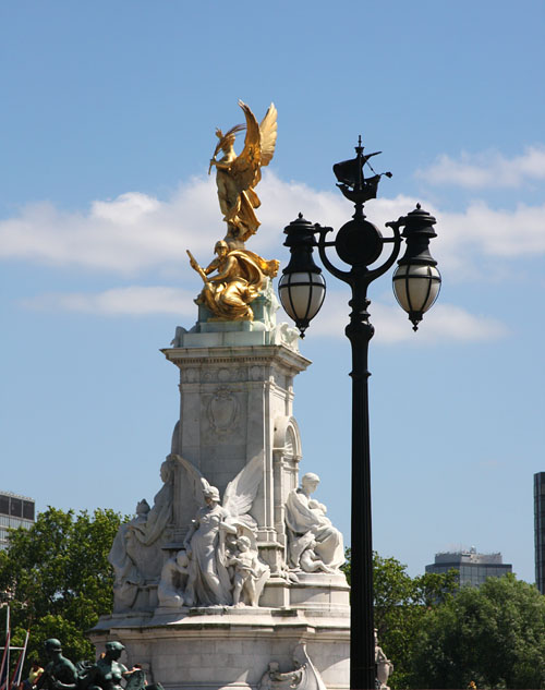 Buckingham Place Statue